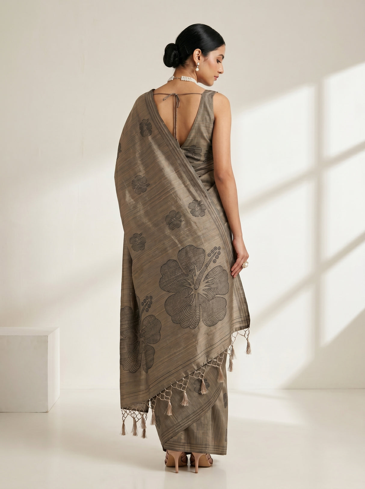 MIMOSA Saree Saree — pose 2 styling detail