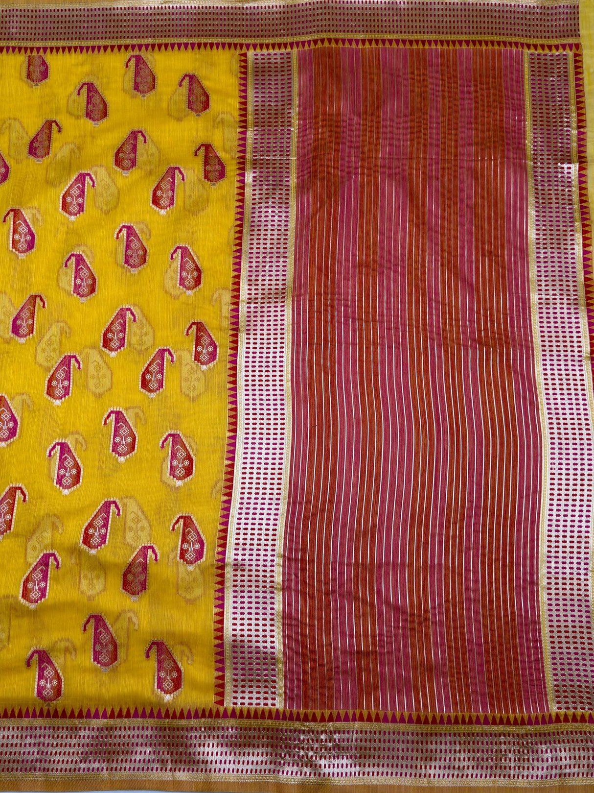 MIMOSA Gold Banarasi Linen Saree β pallu and zari work detail