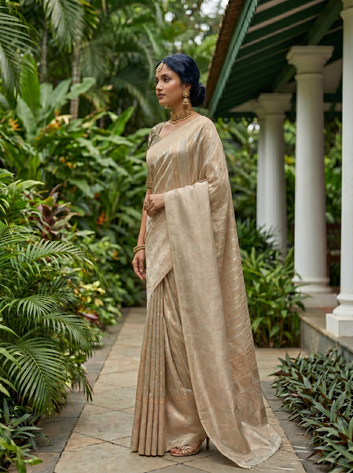 MIMOSA Grey Banarasi Art Silk Saree — Close-up of saree body and ring