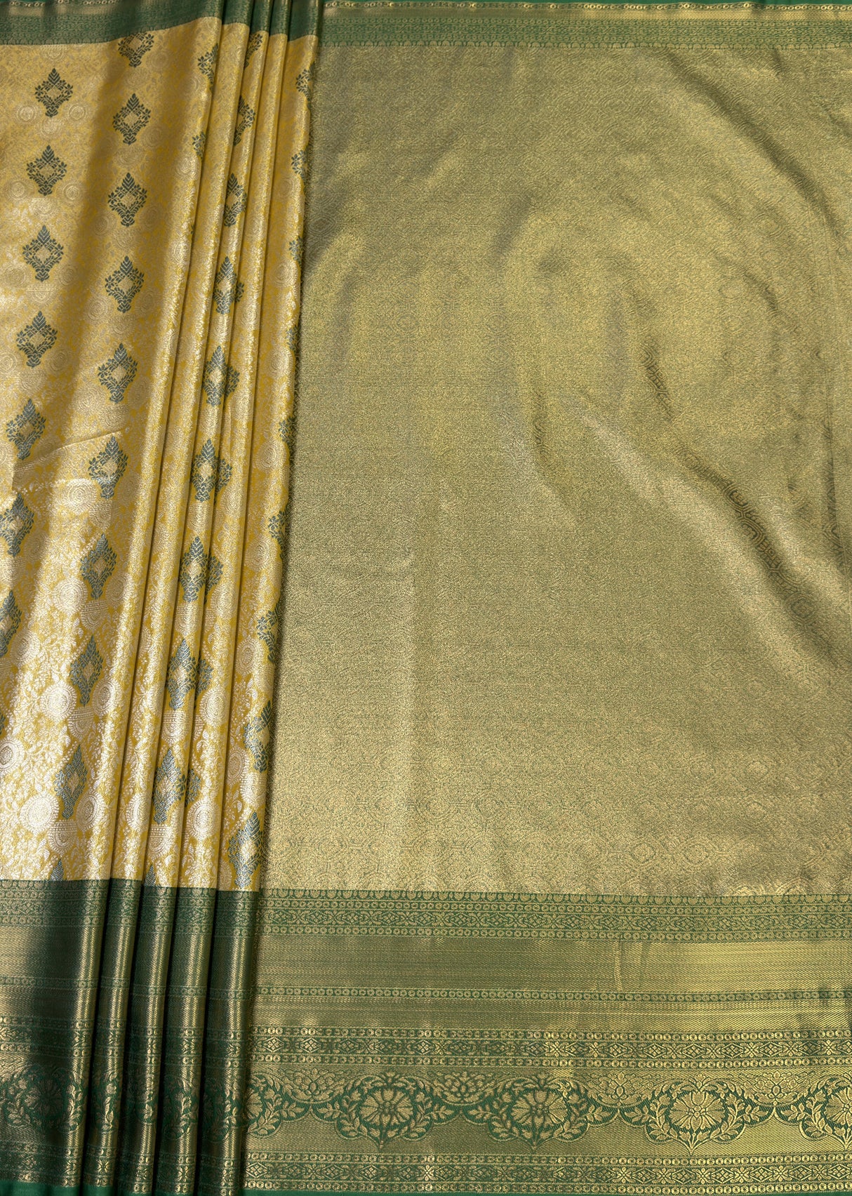 MIMOSA Gold Kanjivaram Art Silk Saree β pallu and zari work detail