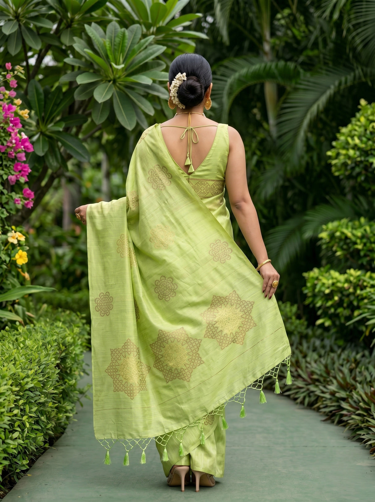 MIMOSA Saree Saree — pose 2 styling detail