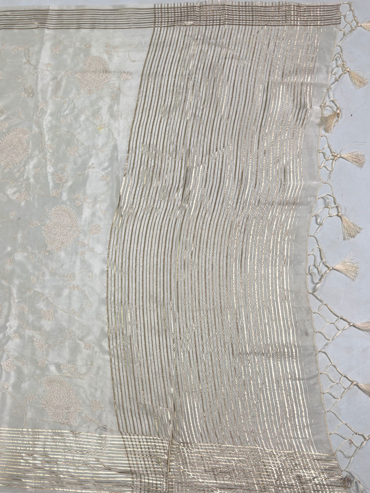 MIMOSA Half White Saree Saree — pallu and zari work detail