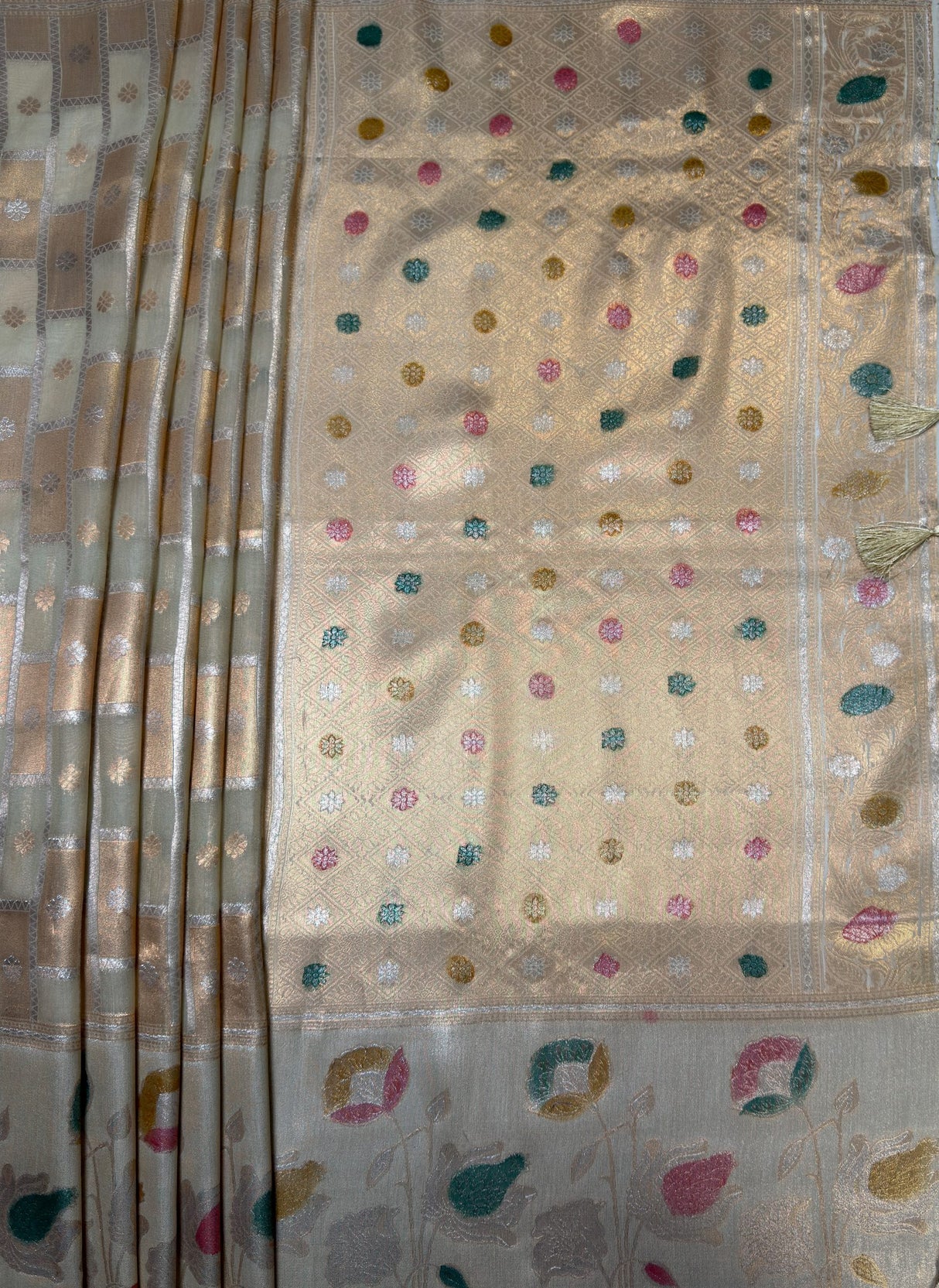 MIMOSA Half White Banarasi Art Silk Saree — Detail of the pallu design